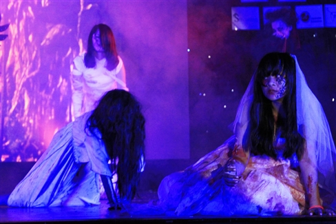 Đêm hội Halloween của sinh viên Báo chí đã diễn ra rất thành công với sự đầu tư kĩ càng về hóa trang và dàn dựng tiết mục