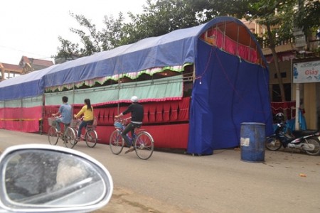 Bị bố quyết liệt ngăn cản nhưng trưa 27-3, con trai &ocirc;ng Tuyền vẫn thu&ecirc; một địa điểm kh&aacute;c để tổ chức lễ cưới.