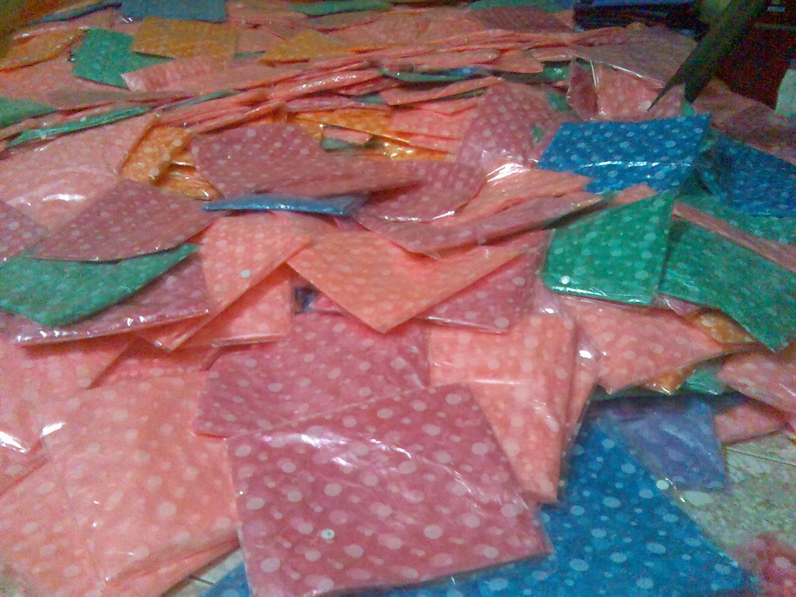 C&aacute;c loại &aacute;o mưa trẻ em kh&ocirc;ng r&otilde; nguồn gốc được b&agrave;y b&aacute;n qua mạng