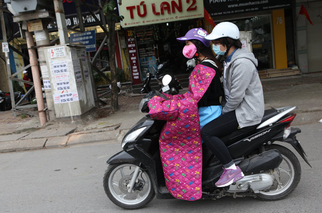 Giới trẻ H&agrave; Nội đua nhau kho&aacute;c &lsquo;chăn b&ocirc;ng&rsquo; xuống phố