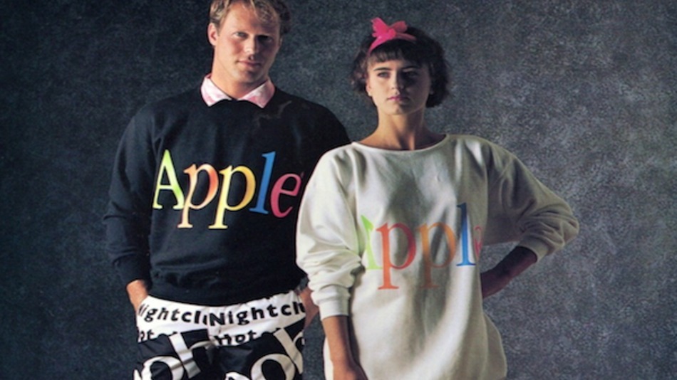 Quần &aacute;o mang thương hiệu Apple năm 1986. Ảnh: Mashable