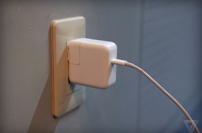 Trước đợt Apple thu hồi c&aacute;p USB-C kh&ocirc;ng l&acirc;u, h&atilde;ng cũng phải thu hồi sạc AC cho m&aacute;y Mac v&agrave; iPad