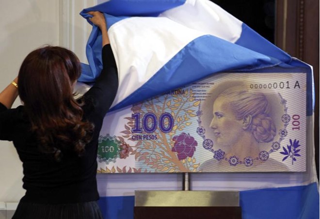 Argentina chống chọi với nguy cơ vỡ nợ: đồng peso có khả năng sẽ bị phá giá Argentina chống chọi với nguy cơ vỡ nợ: đồng peso có khả năng sẽ bị phá giá