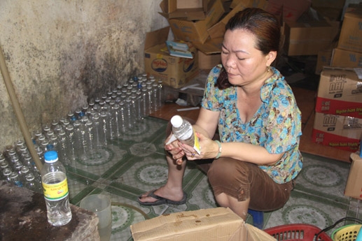Những chai dấm làm từ nước lã và axit chuẩn bị được tung ra thị trường Những chai dấm làm từ nước lã và axit chuẩn bị được tung ra thị trường