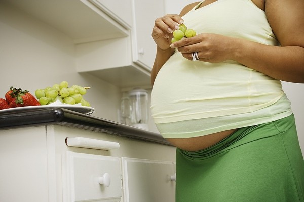 Trong nho chín có chứa rất nhiều vitamin và dưỡng chất có lợi cho cả mẹ và bé