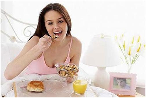 B&agrave; bầu n&ecirc;n hạn chế ăn đường v&agrave; c&aacute;c sản phẩm đồ ngọt