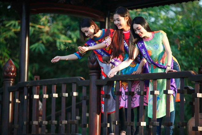 Ba thí sinh Hoa khôi Áo dài việt trong buổi chụp hình áo dài ngoài trời Ba thí sinh Hoa khôi Áo dài việt trong buổi chụp hình áo dài ngoài trời