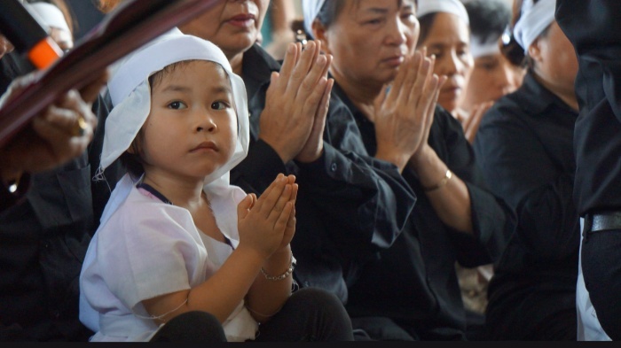 Hình ảnh ngơ ngác của con gái phi công Trần Quang Khải bên linh cữu bố khiến bà Trần Uyên Phương không cầm được nước mắt