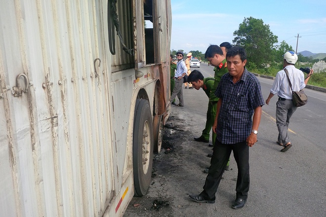 Ba &ocirc;t&ocirc; ch&aacute;y rụi trong th&ugrave;ng container t&agrave;i xế 'ngơ ng&aacute;c' kh&ocirc;ng biết phải l&agrave;m sao