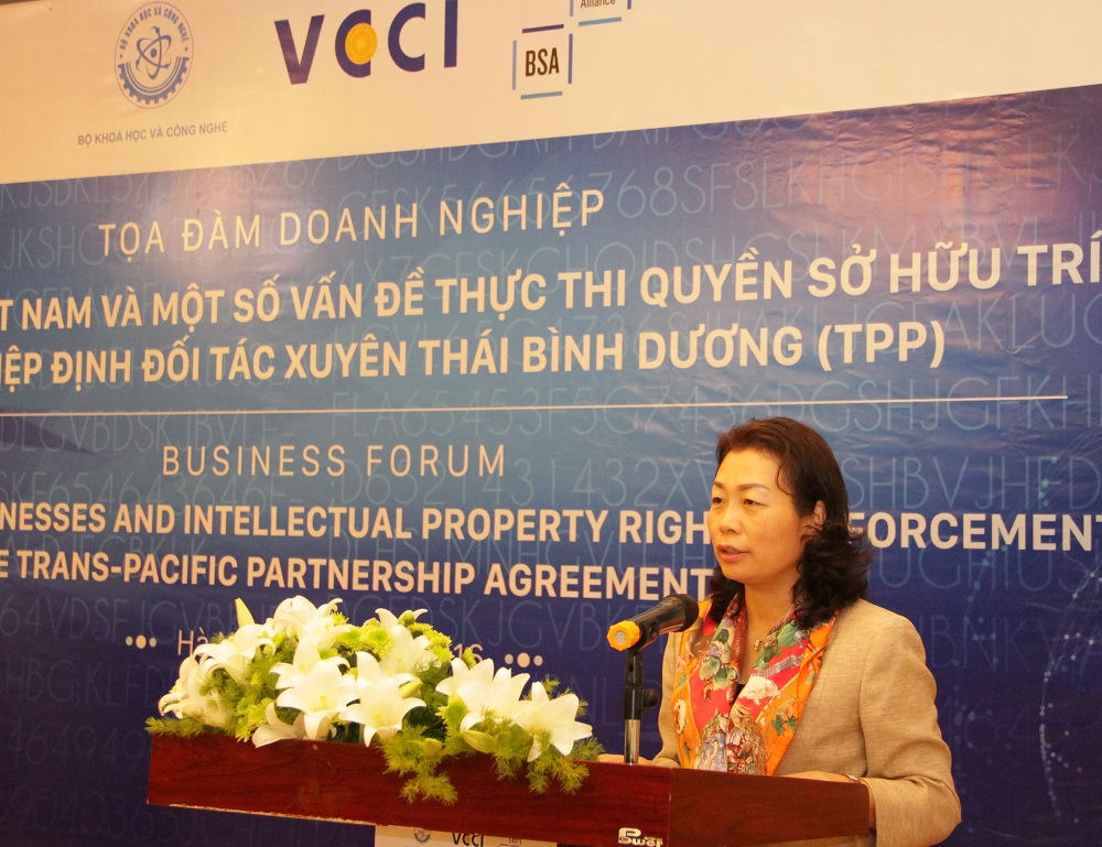 TS Phạm Thị Thu Hằng - Tổng thư k&yacute; VCCI ph&aacute;t biểu tại tọa đ&agrave;m