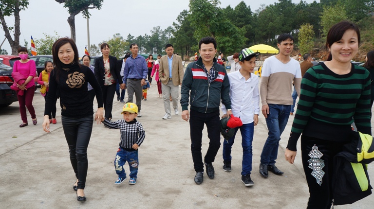 Khách thập phương nô nức đến thăm chùa Ba Vàng. Chùa tọa lạc trên núi Ba Vàng, phường Quang Trung, thành phố Uông Bí, tỉnh Quảng Ninh