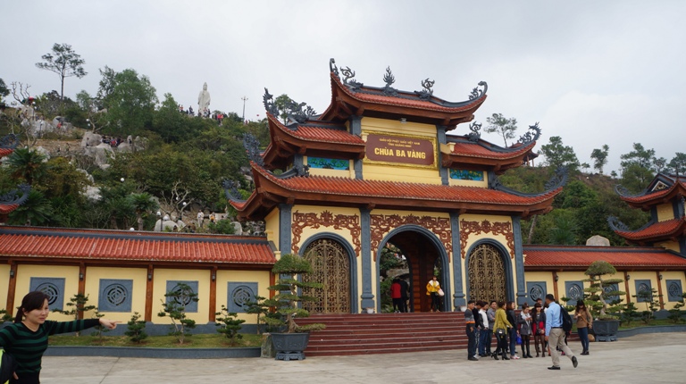Chùa Ba Vàng được xây dựng vào năm Ất Dậu, triều vua Lê Dụ Tông tức năm 1676. Chùa nằm ở độ cao 340m, so với mặt nước biển, trên một vị thế hết sức đẹp của TP Uông Bí. Theo văn bia còn lại của chùa thì núi chùa Ba Vàng xưa kia gọi là Thành Đẳng Sơn.
