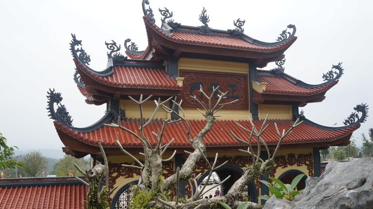 Núi Thành Đẳng bắt nguồn từ dãy núi Yên Tử, thế núi đương chạy theo hướng Bắc – Nam, nhưng khi về đến Uông Bí chuyển hướng Đông – Tây và hạ thành tam cấp: đỉnh 550m, hạ đoạn 340m và 200m (so với mặt nước biển). Ngôi chùa được xây dựng tại hạ đoạn cấp 3 (200m). Thành Đẳng Sơn, tên nôm là Ba Vàng.