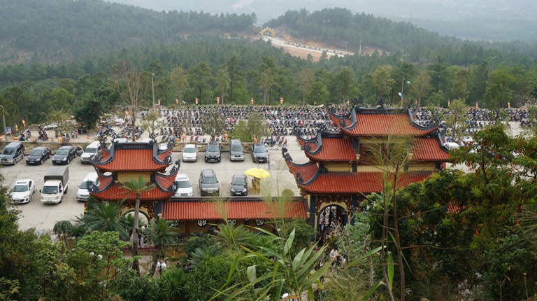 Vào thời Trần (thế kỷ thứ 13), vua Trần Nhân Tông rời bỏ cung vàng điện ngọc về non xanh Yên Tử tu hành, là người sáng lập ra Thiền phái Trúc Lâm Yên Tử - một dòng thiền Việt Nam