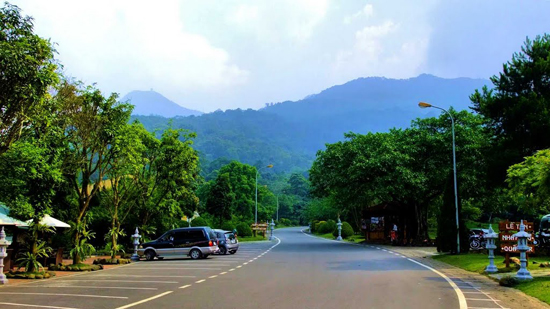 C&aacute;ch trung t&acirc;m H&agrave; Nội chưa đầy 60km, Ba V&igrave; cũng l&agrave; một trong những địa điểm du lịch trăng mật tuyệt hảo với c&aacute;c cặp đ&ocirc;i