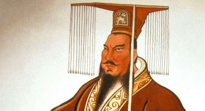 Tuy l&agrave; một bậc đế vương t&agrave;n bạo nhưng Tần Thủy Ho&agrave;ng ch&iacute;nh l&agrave; người cho x&acirc;y dựng Vạn L&yacute; Trường Th&agrave;nh