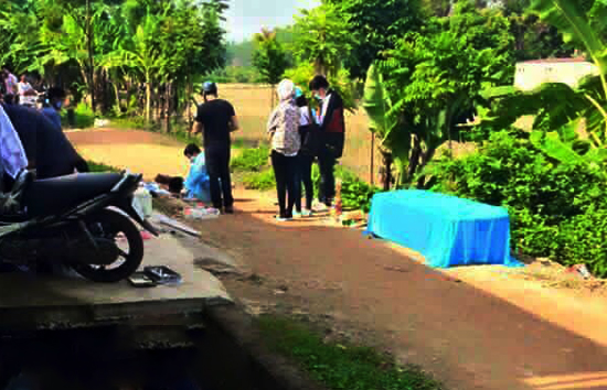 C&ocirc;ng an đang kh&aacute;m nghiệm tại hiện trường vụ &aacute;n