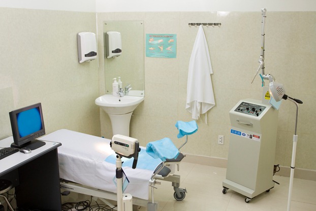 nam b&aacute;c sĩ 'hiếp d&acirc;m' trong l&uacute;c kh&aacute;m phụ khoa