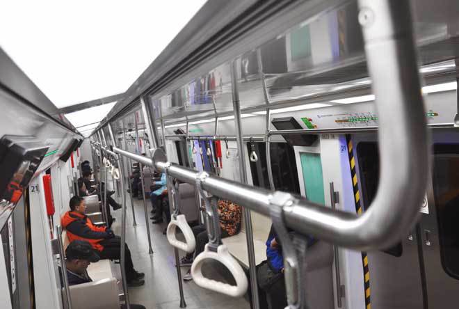 Chuyến t&agrave;u điện ngầm c&ograve;n thừa rất nhiều chỗ trống. Ảnh VnExpress