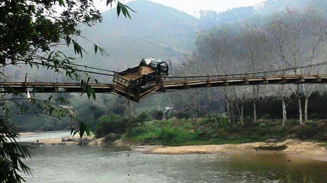 xe tải mắc kẹt tr&ecirc;n cầu treo
