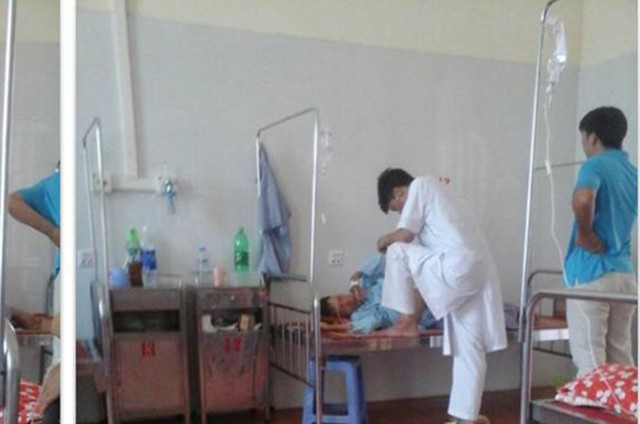 b&aacute;c sỹ cho ch&acirc;n l&ecirc;n giường