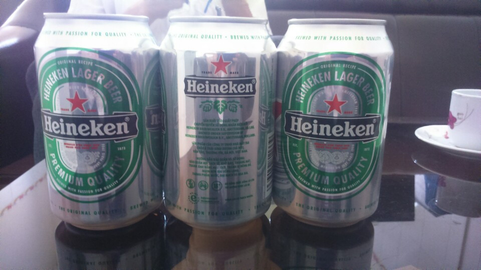 Các lon bia Heineken có dấu hiệu bị tẩy xóa hạn sử dụng Các lon bia Heineken có dấu hiệu bị tẩy xóa hạn sử dụng