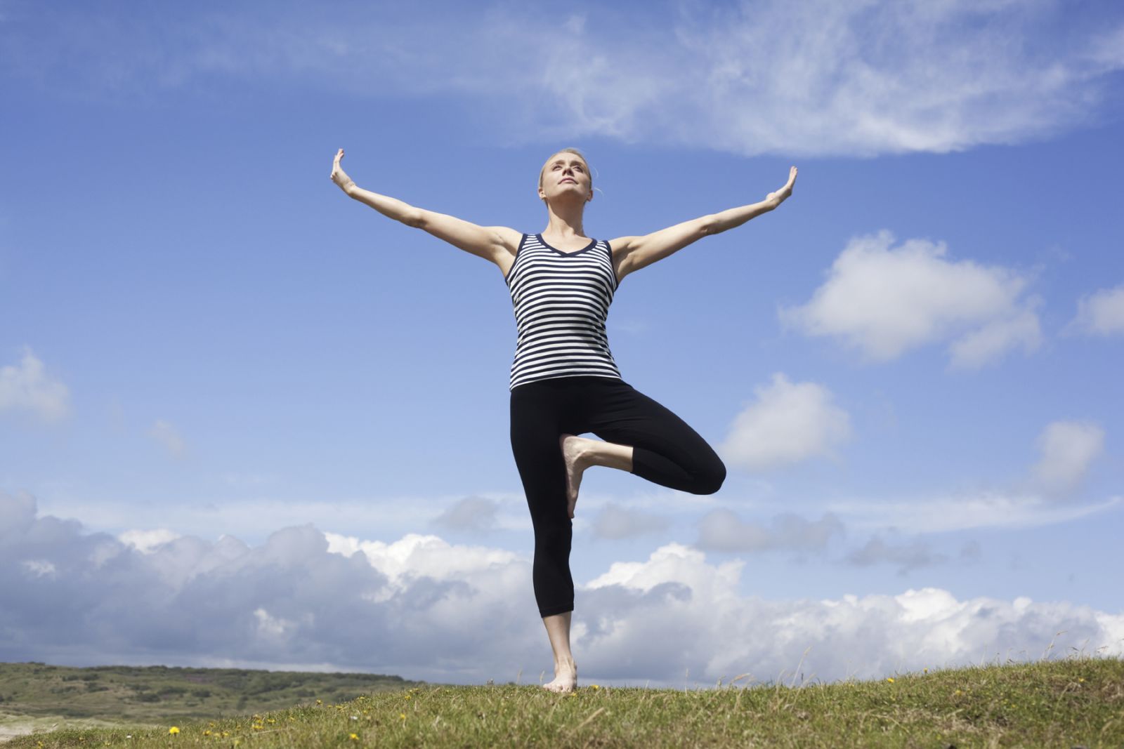 Bài t&acirc;̣p yoga phải đi kèm với ch&ecirc;́ đ&ocirc; dinh dưỡng và l&ocirc;́i s&ocirc;́ng lành mạnh thì mới giúp tăng c&acirc;n