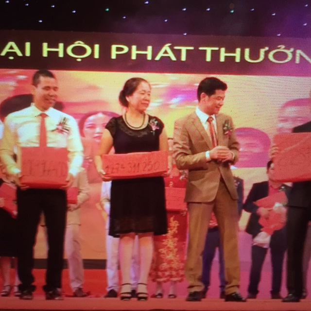 Một đại hội ph&aacute;t thưởng của một C&ocirc;ng ty b&aacute;n h&agrave;ng đa cấp, số thưởng 1 th&aacute;ng cho mỗi c&aacute; nh&acirc;n được c&ocirc;ng bố l&agrave; h&agrave;ng tỉ đồng, nhưng đ&oacute; l&agrave; con số kh&ocirc;ng c&oacute; thực. Ảnh: D&acirc;n tr&iacute; 