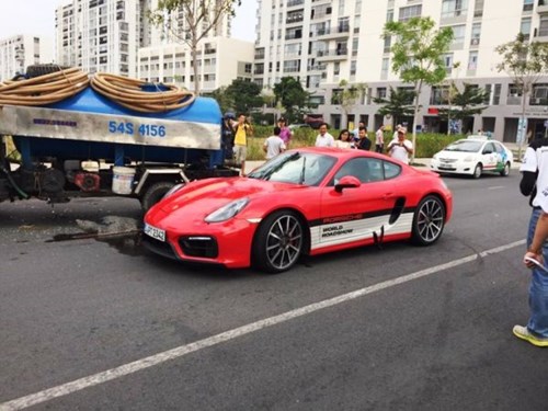 Hiện trường vụ tai nạn giao th&ocirc;ng giữa si&ecirc;u xe Porsche gi&aacute; gần 5 tỷ v&agrave; xe bồn chở nước