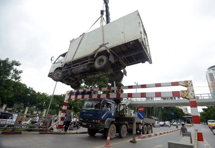 Theo tin tức tai nạn giao th&ocirc;ng mới nhất, một chiếc xe tải đ&atilde; bị kẹt cứng tr&ecirc;n cầu vượt đoạn L&aacute;ng Hạ - Huỳnh Th&uacute;c Kh&aacute;ng