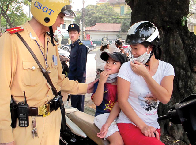 Cha mẹ cần chú ý cho trẻ đội mũ bảo hiểm khi tham gia giao thông để tránh tai nạn đáng tiếc xảy ra Cha mẹ cần chú ý cho trẻ đội mũ bảo hiểm khi tham gia giao thông để tránh tai nạn đáng tiếc xảy ra