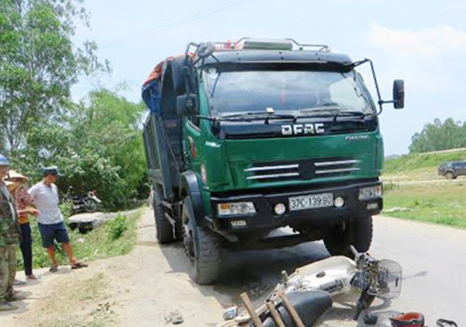 CSGT C&ocirc;ng an huyện Quỳnh Lưu đang tiến h&agrave;nh xử l&yacute; vụ tai nạn giao th&ocirc;ng khiến 1 nam thanh ni&ecirc;n thiệt mạng