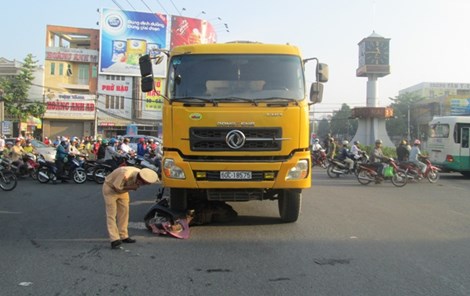 C&ocirc;ng an đang kh&aacute;m nghiệm hiện trường vụ tai nạn thương t&acirc;m n&agrave;y