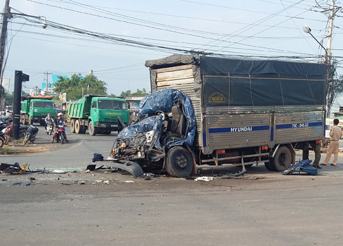 Đầu chiếc xe tải 3,5 tấn bẹp d&uacute;m sau vụ tai nạn giao th&ocirc;ng kinh ho&agrave;ng