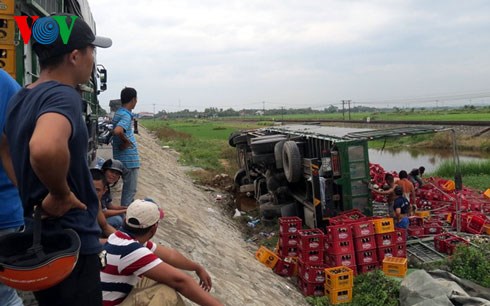 Hiện trường vụ tai nạn giao th&ocirc;ng khiến xe &ocirc; t&ocirc; tải bị mất l&aacute;i rơi xuống hồ rau muống