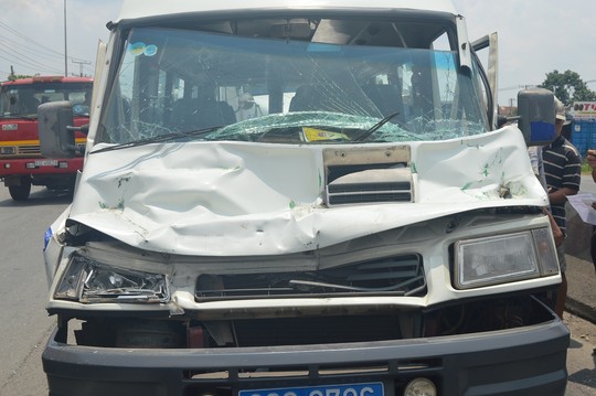 &Ocirc; t&ocirc; 16 chỗ chở trẻ mồ c&ocirc;i đi kh&aacute;m bệnh hư hỏng nặng sau tai nạn li&ecirc;n ho&agrave;n