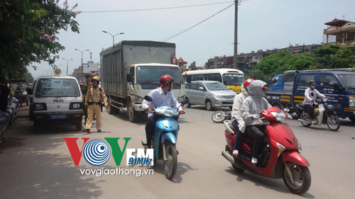 C&aacute;c phương tiện di chuyển kh&oacute; khăn qua khu vực tai nạn li&ecirc;n ho&agrave;n