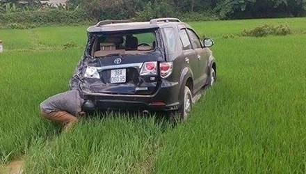 Chiếc xe 7 chỗ bị xe tải t&ocirc;ng, sau đ&oacute; mất l&aacute;i rồi lao xuống ruộng sau vụ tai nạn giao th&ocirc;ng bất ngờ