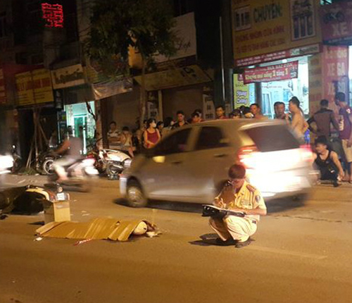 Cơ quan chức năng đang kh&aacute;m nghiệm hiện trường vụ tai nạn giao th&ocirc;ng