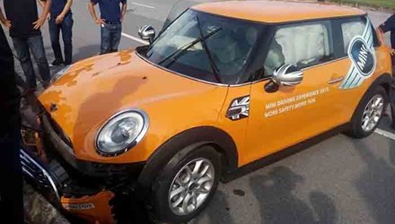 Đ&acirc;y kh&ocirc;ng phải trường hợp đầu ti&ecirc;n kh&aacute;ch l&aacute;i thử xe g&acirc;y tai nạn giao th&ocirc;ng