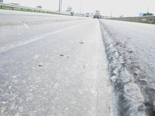 Mặt đường l&uacute;n s&acirc;u hơn 10 cm v&agrave; k&eacute;o d&agrave;i gần 200 m tr&ecirc;n đường Mai Ch&iacute; Thọ (đoạn dưới ch&acirc;n cầu vượt C&aacute;t L&aacute;i, quận 2, TPHCM) g&acirc;y mất an to&agrave;n giao th&ocirc;ng
