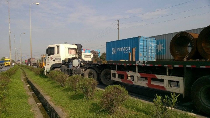 To&agrave;n bộ QL5 qua khu vực hiện trường vụ tai nạn giao th&ocirc;ng ở trong cảnh &ugrave;n tắc nặng v&agrave;o s&aacute;ng 26/5