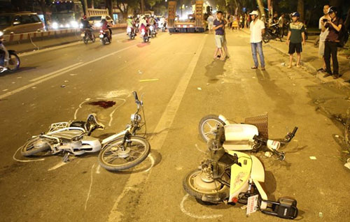  Hiện trường vụ tai nạn tr&ecirc;n đường Phạm Văn Đồng khiến 2 nữ sinh thương vong