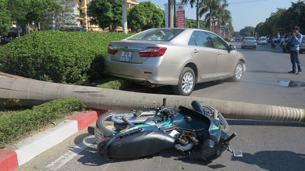 Hiện trường vụ tai nạn giao th&ocirc;ng xe Camry k&eacute;o l&ecirc; xe m&aacute;y tr&ecirc;n phố ở Nghệ An
