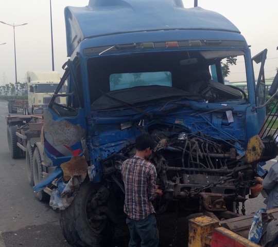 Đầu chiếc xe bẹp d&uacute;m sau vụ tai nạn giao th&ocirc;ng kinh ho&agrave;ng