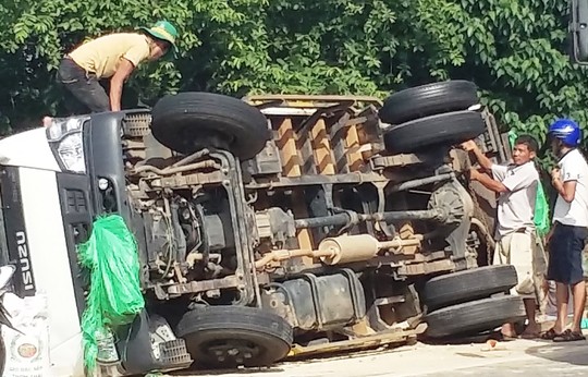 Chủ xe tải g&acirc;y tai nạn giao th&ocirc;ng lấy bao tải che k&iacute;n biển số