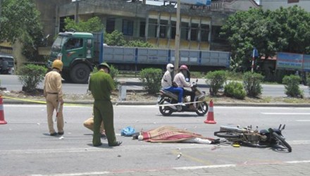 Hiện cơ quan điều tra đang khẩn trương x&aacute;c minh chiếc xe g&acirc;y tai nạn giao th&ocirc;ng chết người rồi bỏ trốn