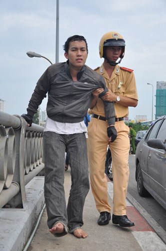Thiếu &uacute;y CSGT Trần Xu&acirc;n Đảm tận t&igrave;nh d&igrave;u người bị tai nạn giao th&ocirc;ng l&ecirc;n taxi