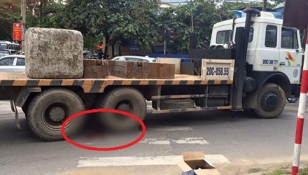 Hiện trường vụ tai nạn giao th&ocirc;ng thương t&acirc;m khiến nữ sinh thiệt mạng ngay sau kỳ thi THPT Quốc gia 2015