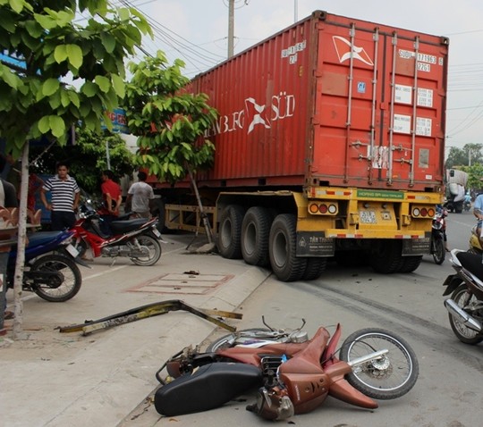 Sau tai nạn giao th&ocirc;ng li&ecirc;n ho&agrave;n, xe container lao v&agrave;o nh&agrave; d&acirc;n